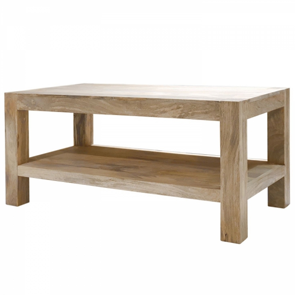 Heldere, eenvoudige houten tafel met plank 120x60