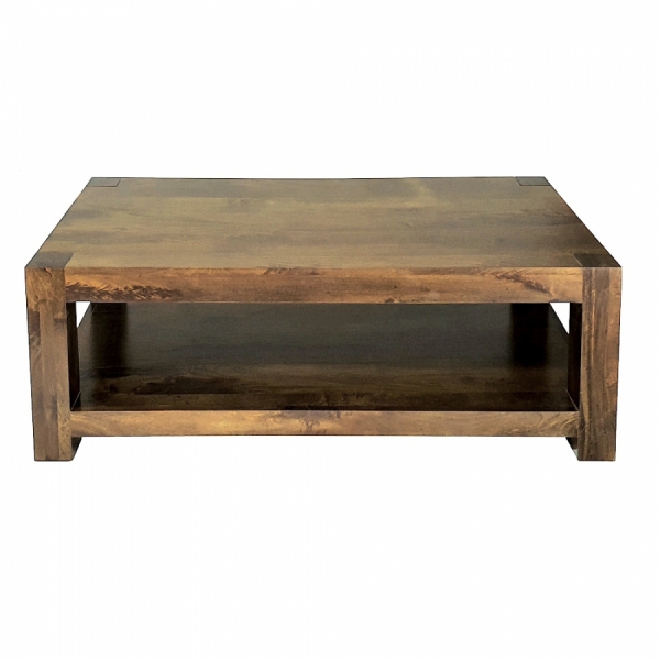 Toffeekleurige houten salontafel met plank