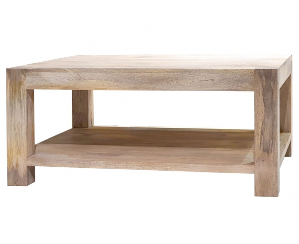 Houten tafel met een mangohouten plank